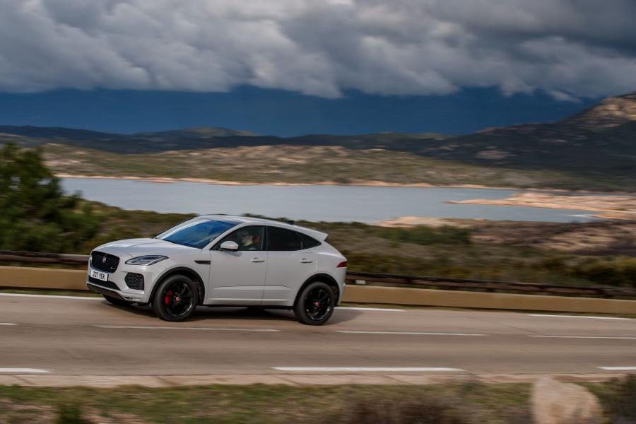  Jaguar E-Pace P300 AWD R-Dynamic 2017 года  (WW) (фото 8 из 40)